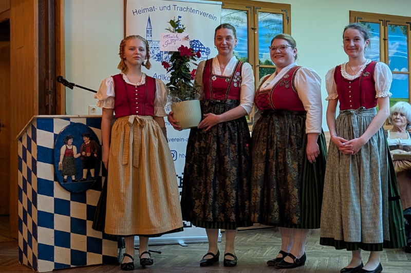 1. Vorständin Carina Böse mit 2. Vorständin Verena Wagensonner und zwei Mädchen der Jugendtanzgruppe bei der Übergabe des Geschenkes